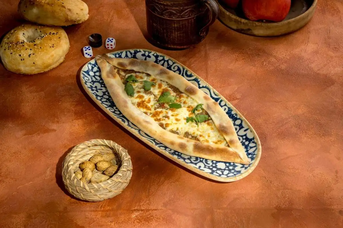 Пиде с бараниной, телятиной, печеными овощами и сыром