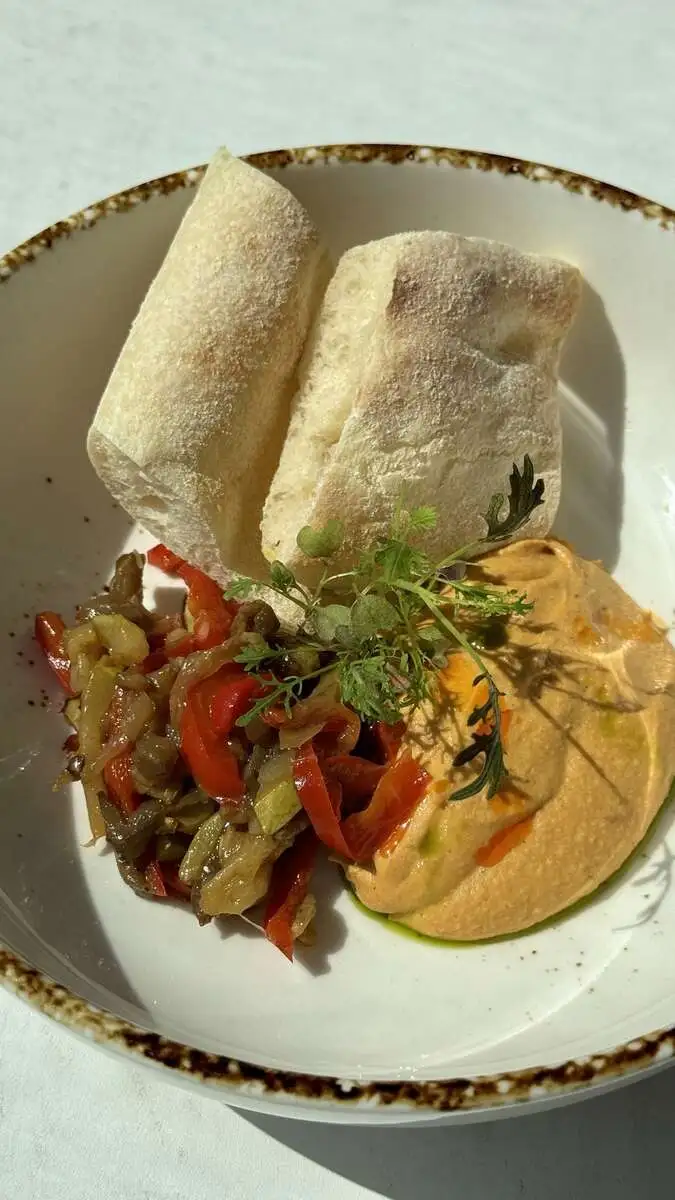 БЛ Хумус с печеными овощами и багетом 190гр.