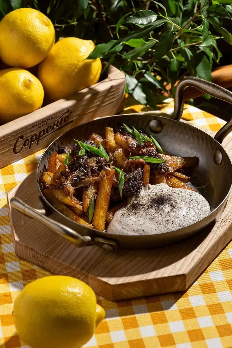 Жареный картофель со сморчками и трюфельным муссом