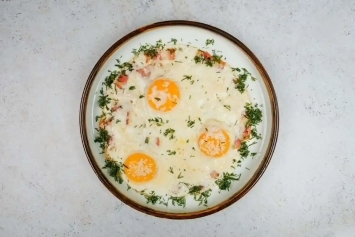 Глазунья с беконом и сыром