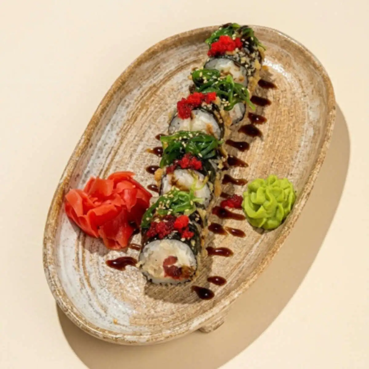 Жареный ролл с цыпленком и чукой