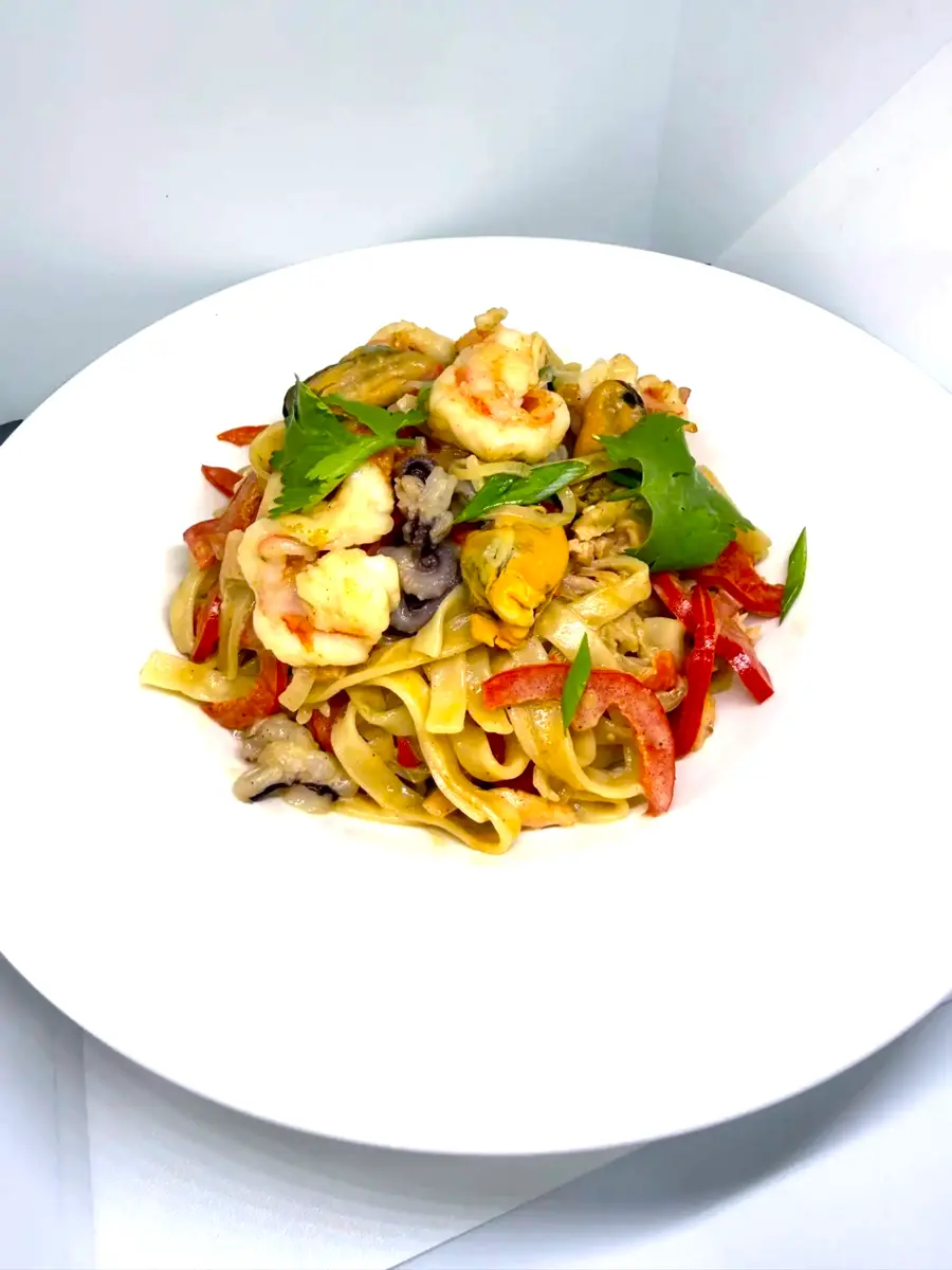 Лапша с морепродуктами в сливочном соусе