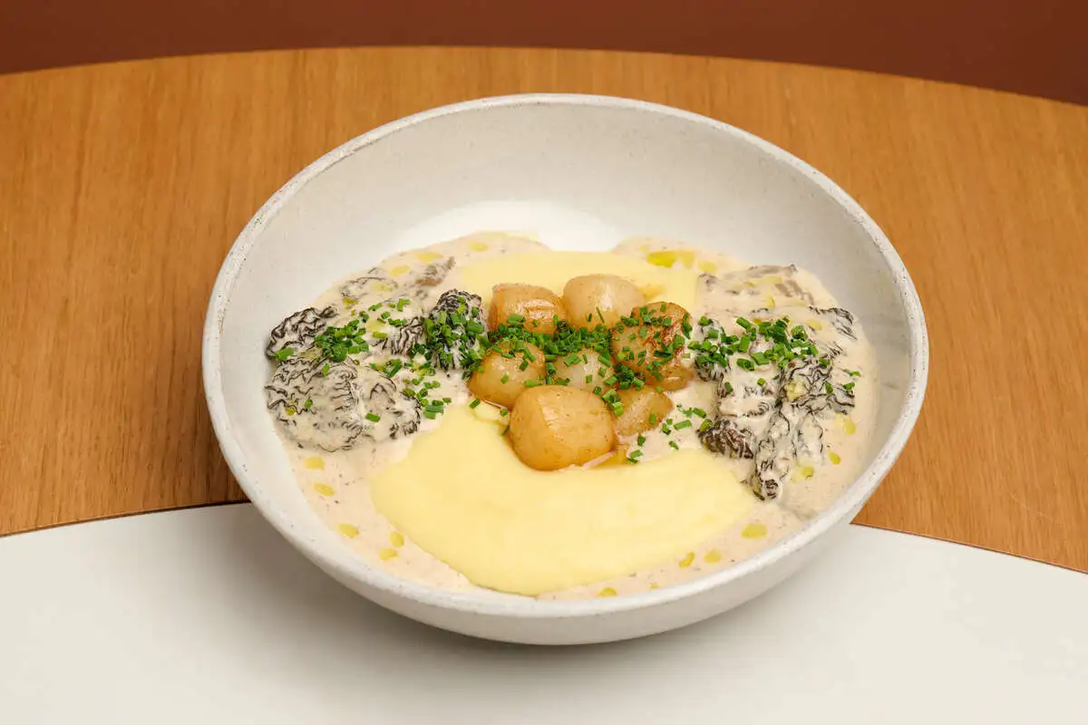 Гребешки, картофель, сморчки, трюфель