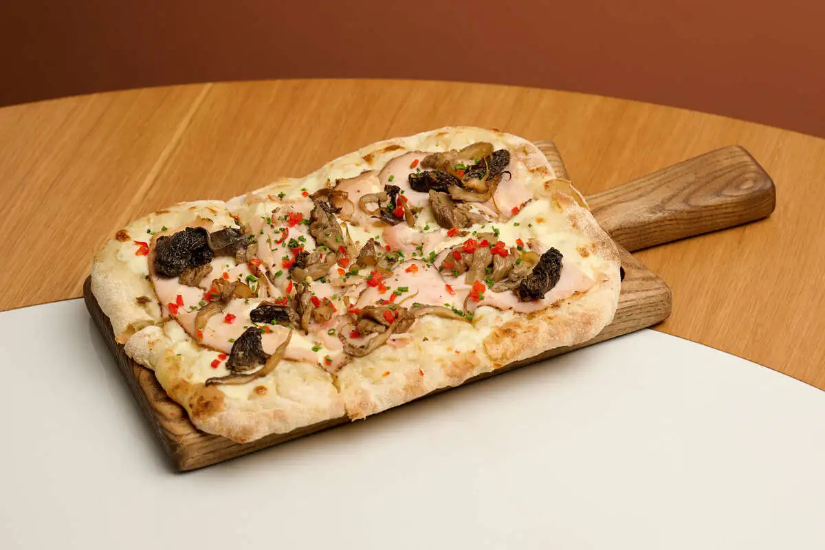 Пицца со сморчками и ветчиной