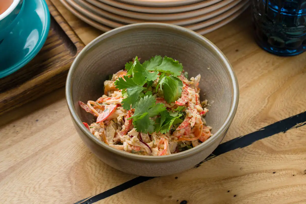 Салат с куриной грудкой и овощами 
