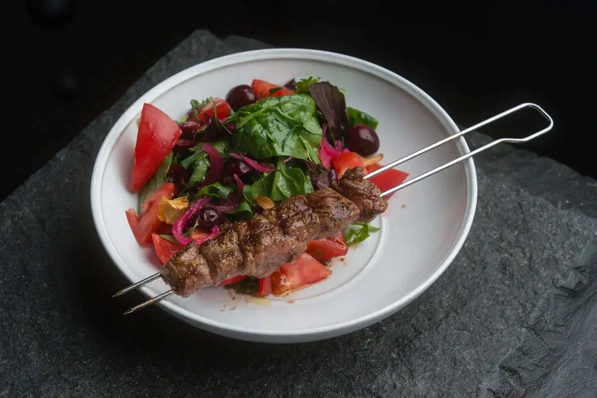 Салат из спинки барашка с помидорами, черешней и тархуном