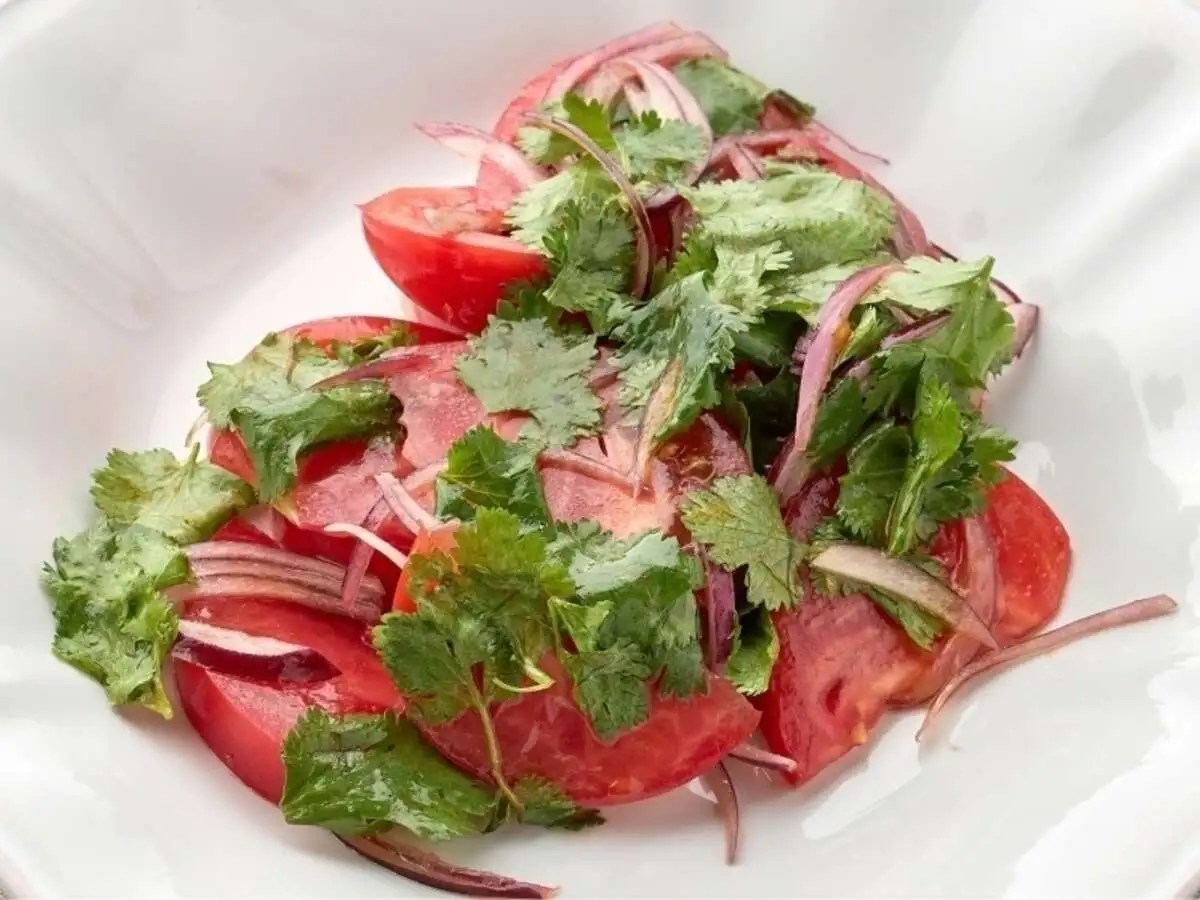 Томаты с красным луком и кинзой