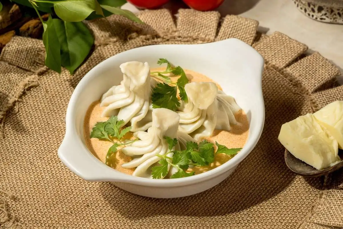 3 Хинкали курица-грибы-сыр в соусе чкмерули