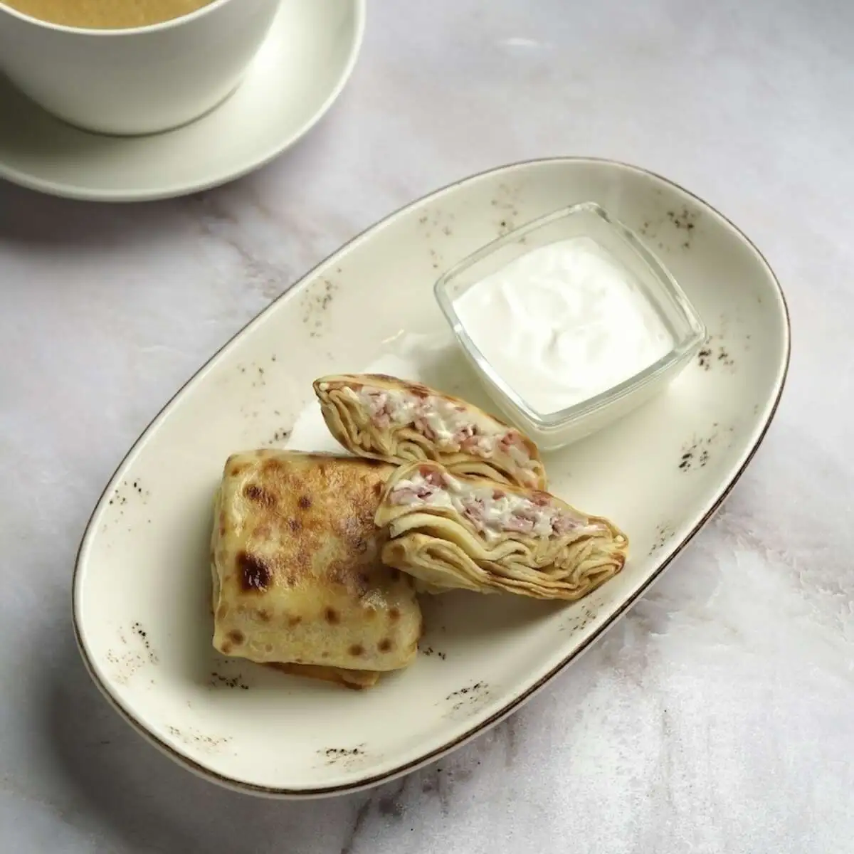 Блины с ветчиной, сыром и сметаной