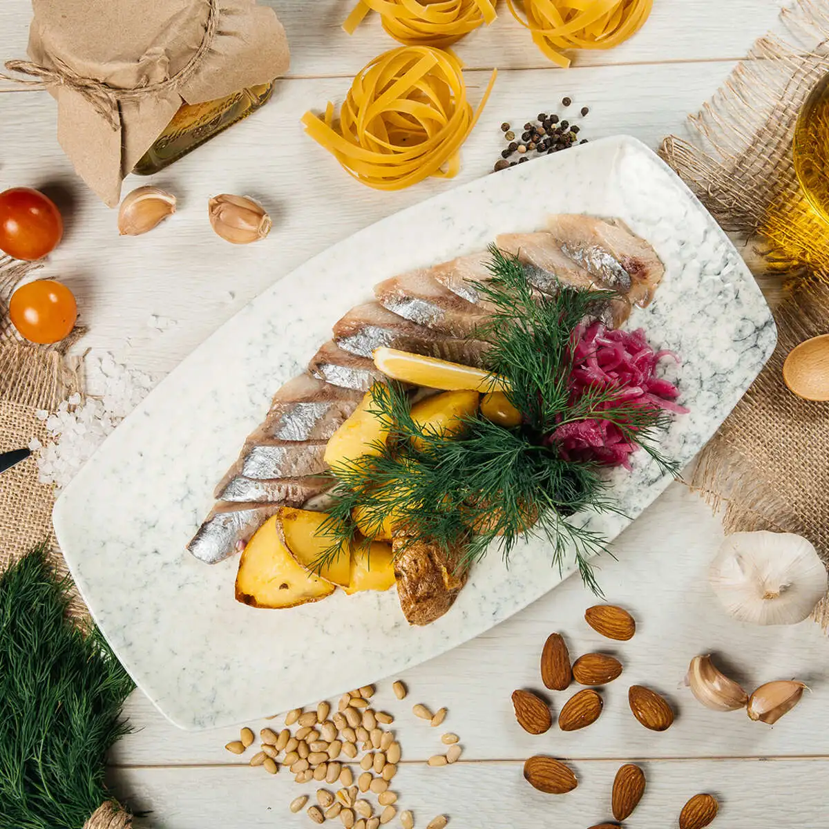 Сельдь слабосоленая с обжареными дольками печеного картофеля