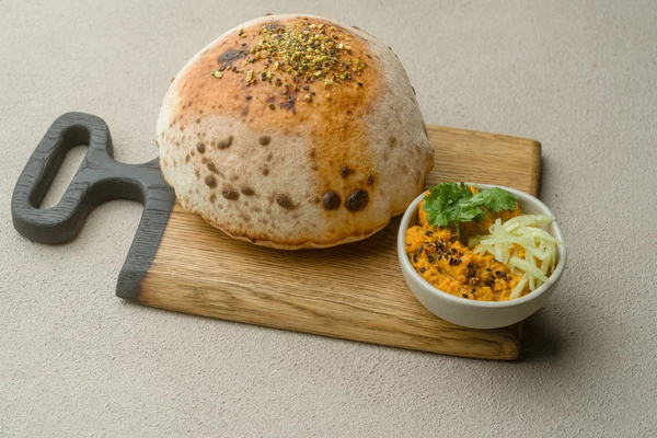 Хумус из моркови с овощами и питой из печи