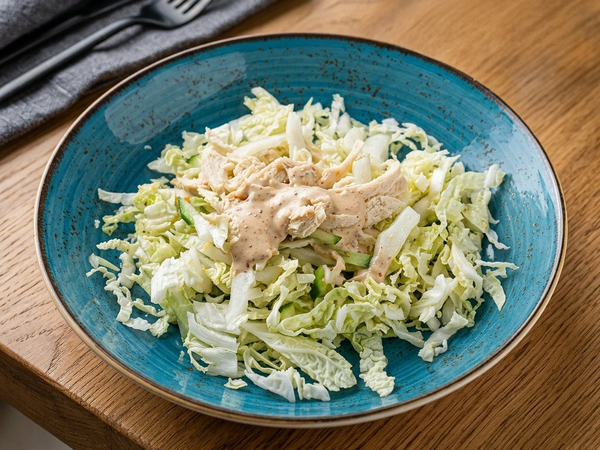 Салат с куриный филе и кунжутным соусом
