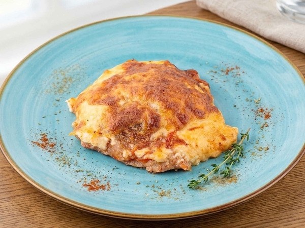 Свинина, запечённая с помидорами и сыром