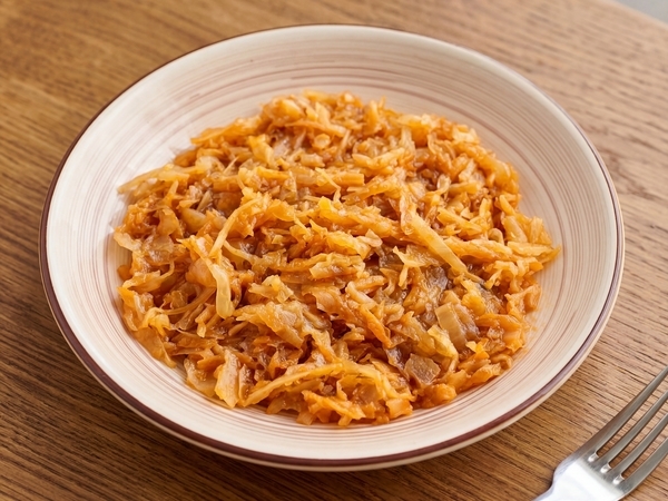 Капуста, тушённая с морковью и луком