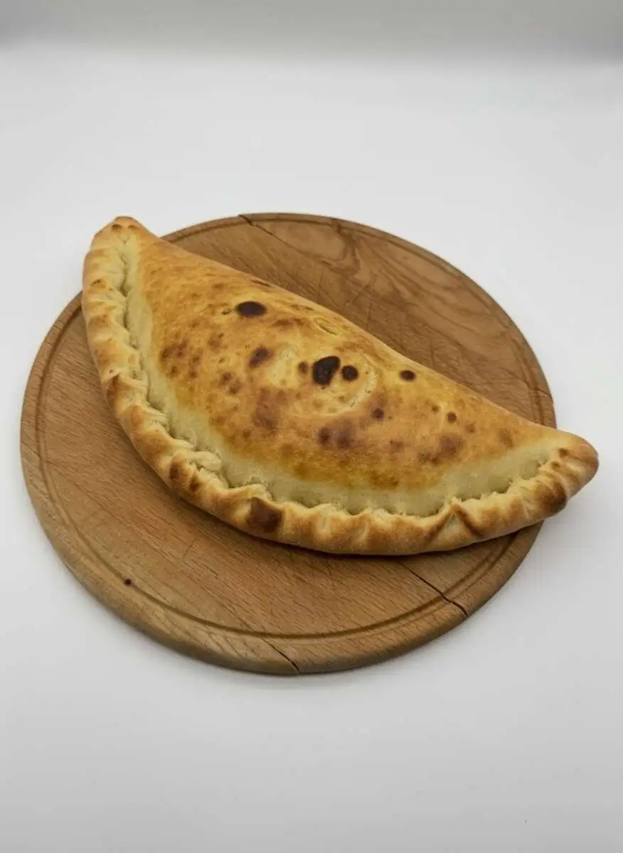 Кальцоне с ветчиной и шампиньонами 