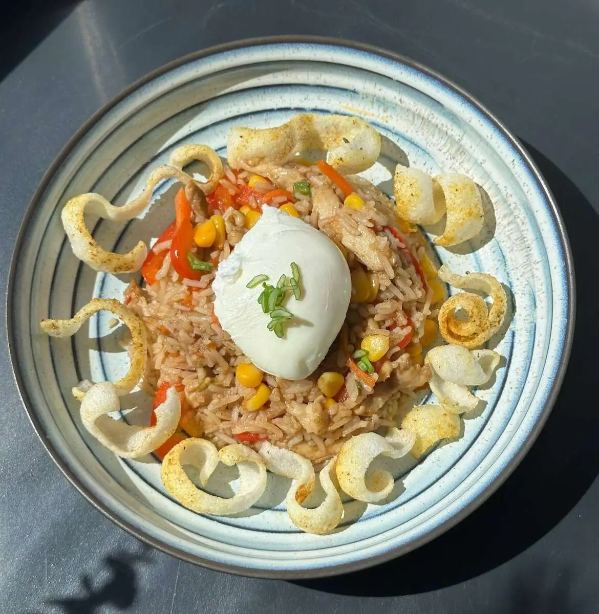 Рис с овощами и яйцом пашот