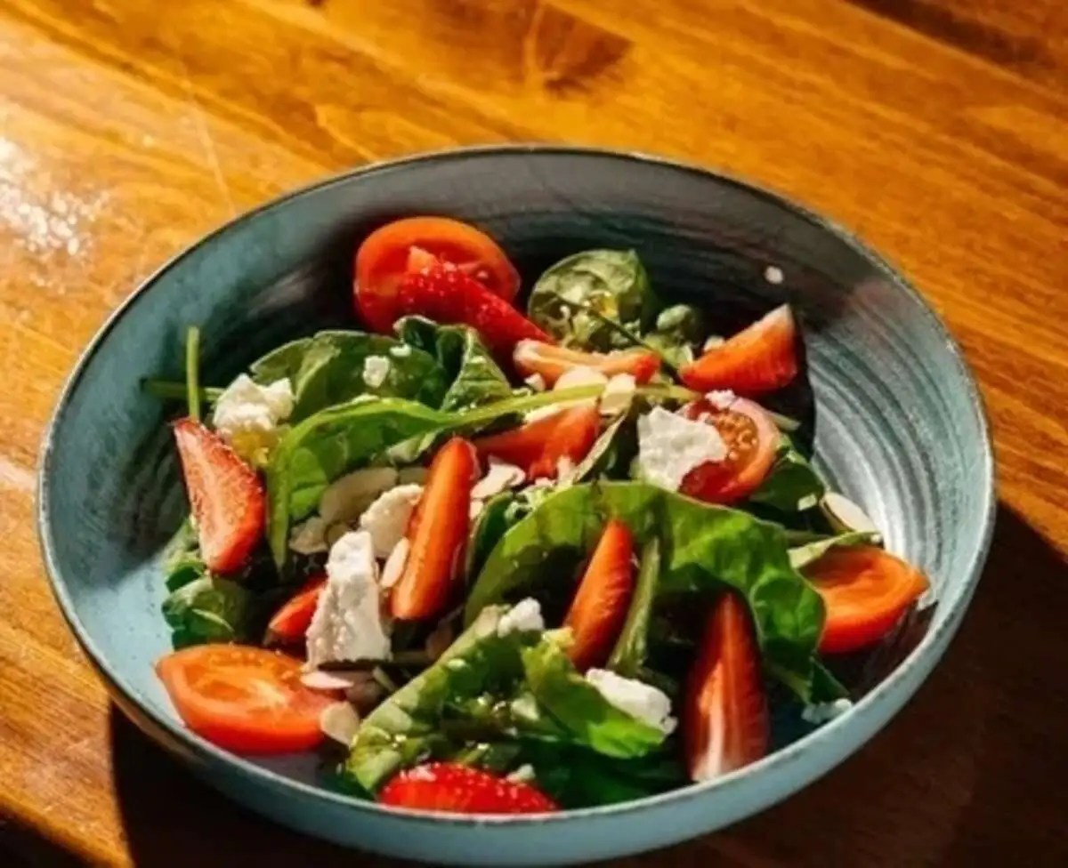Салат со свежей клубникой и брынзой