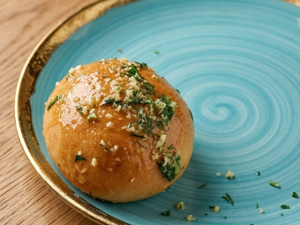 Пампушка с чесноком и зеленью