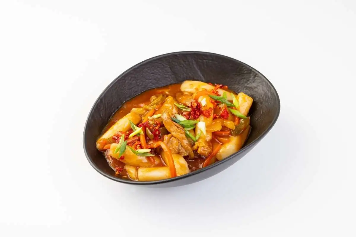 Рисовые клёцки "Токпокки" с кимчи и курицей