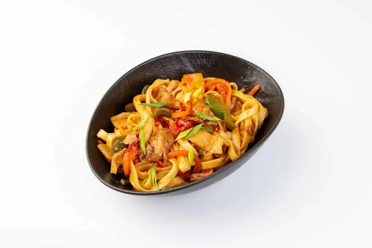 Лапша удон с кимчи и курицей