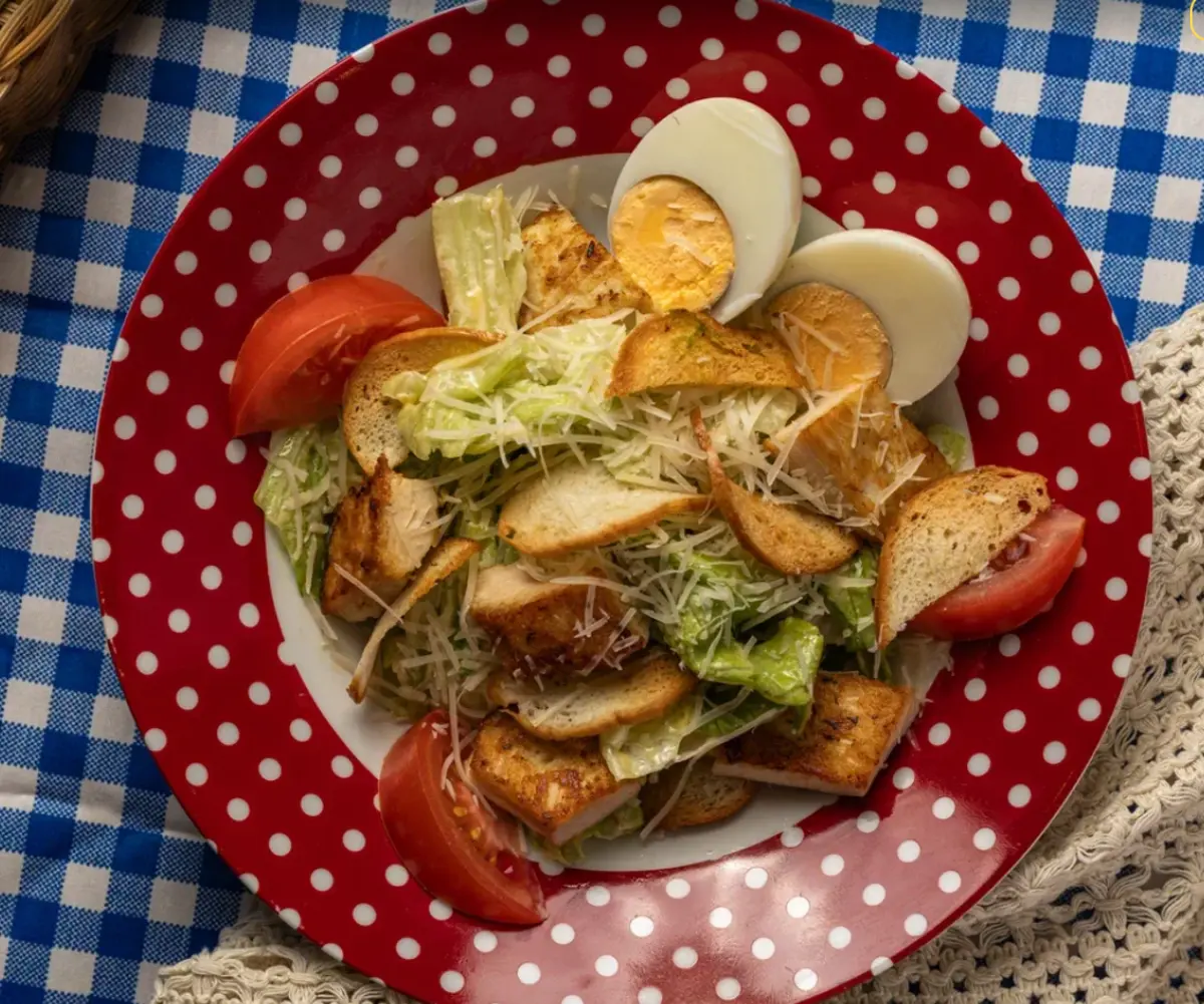 Салат Цезарь с курицей