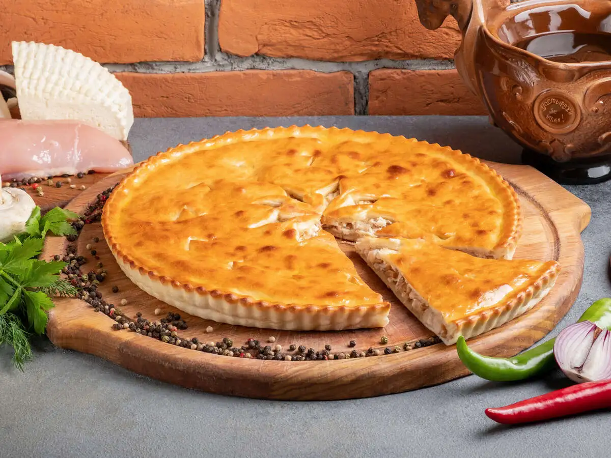 Пирог с курицей, грибами и сыром