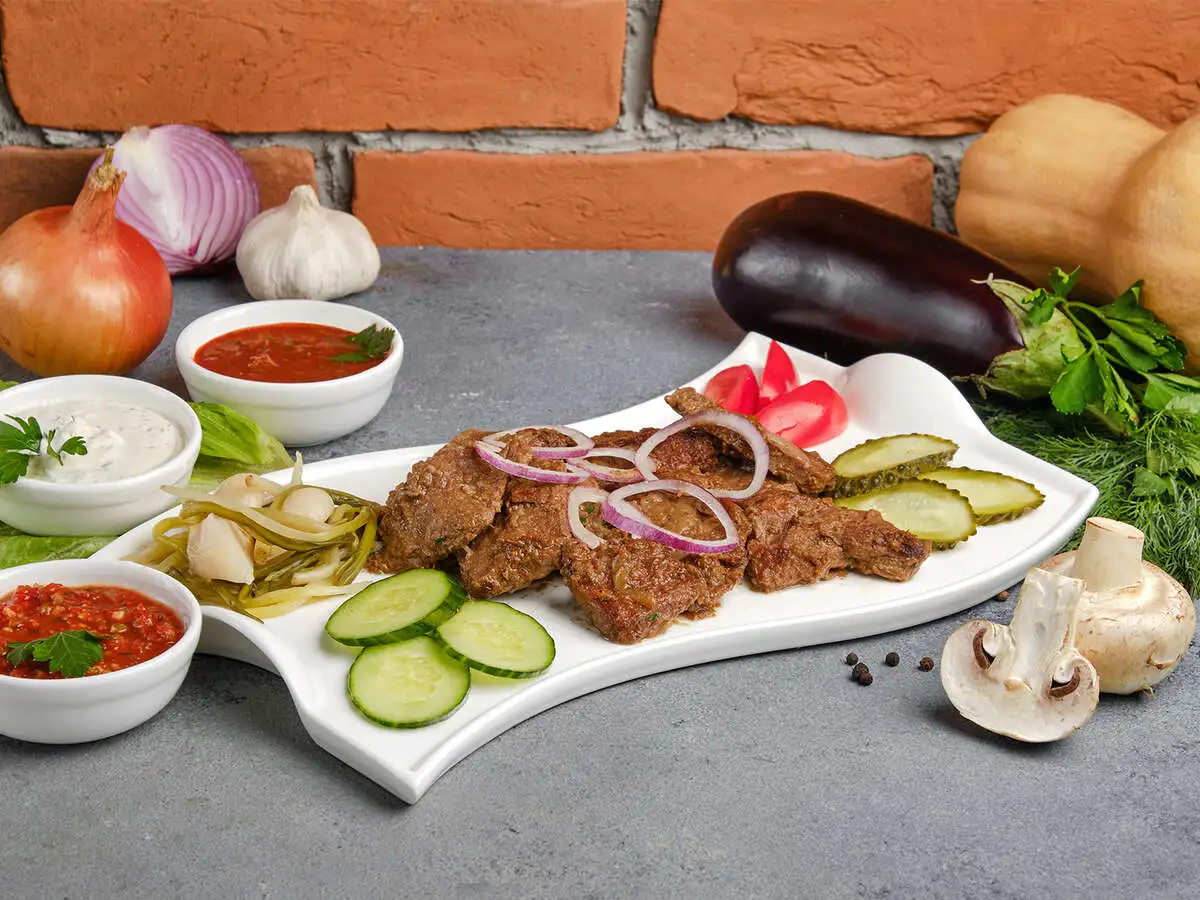 Сочная говядина с луком и овощами