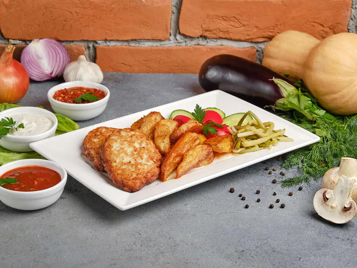 Рубленные куриные котлетки с картофелем по-деревенски и соусом
