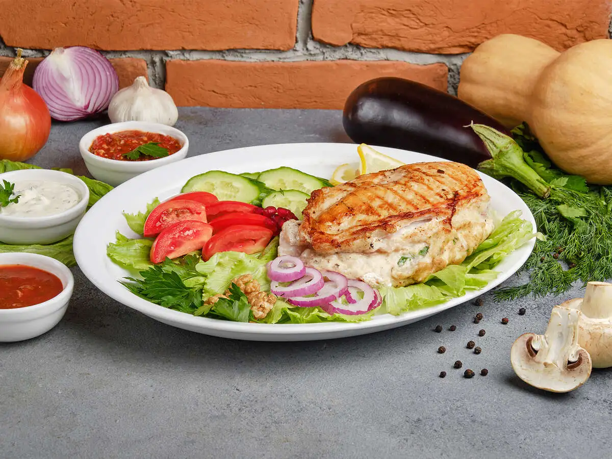 Фаршированная куриная грудка с салатом