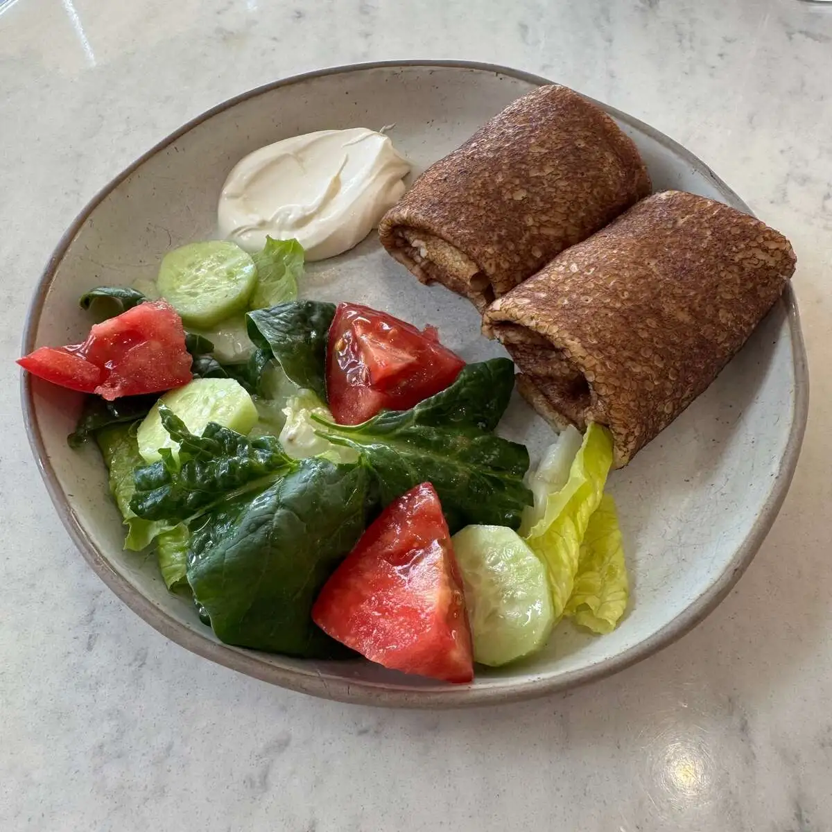  Блины с мясом, хрустящим салатом и сметаной