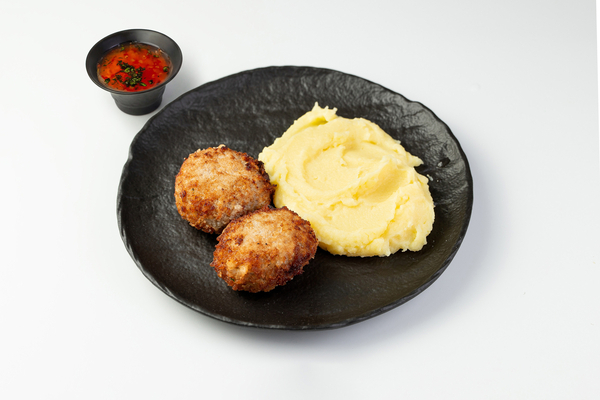 Котлеты из трех видов мяса с картофельным пюре и соусом сладкий чили