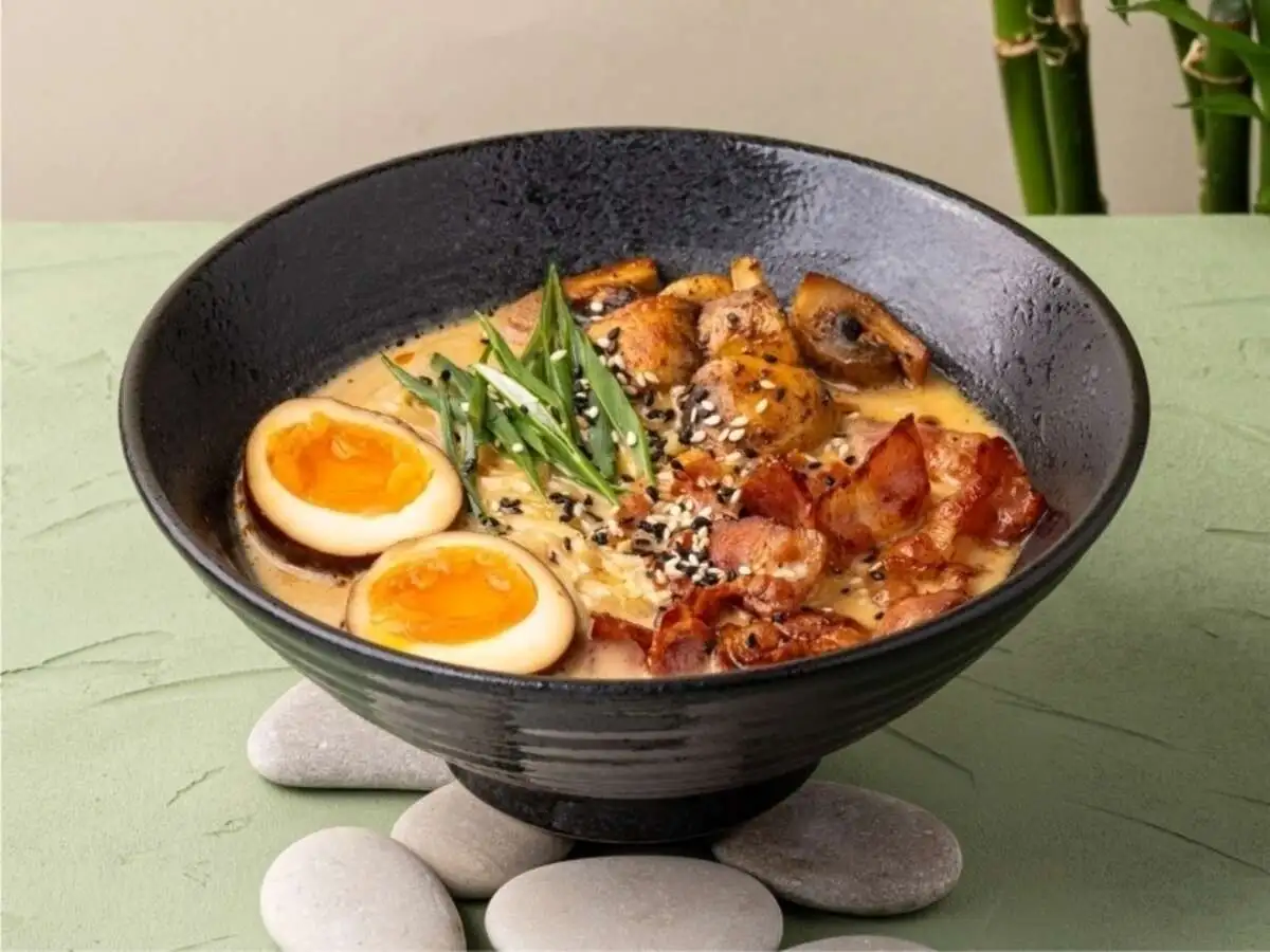 Сырный рамен с беконом и шампиньонами