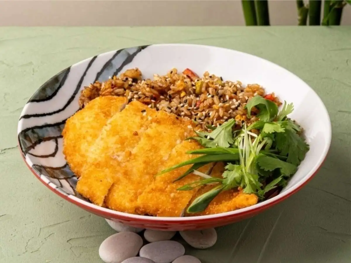 Цыпленок Кацу и жареный рис с овощами