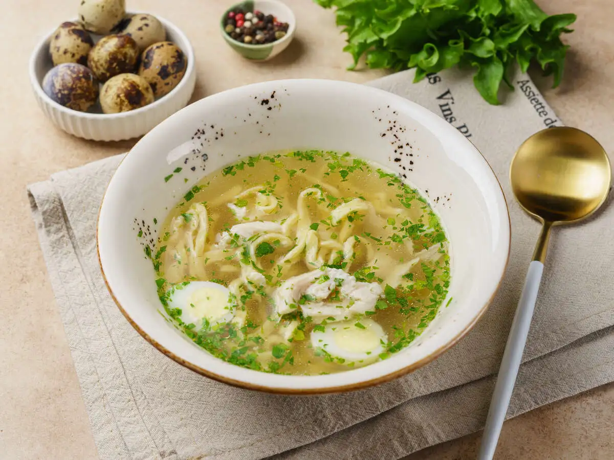 Куриный суп с пастой и перепелиным яйцом