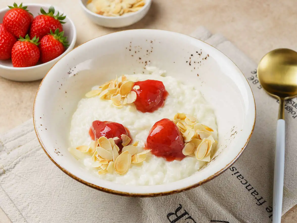 Каша рисовая с клубникой и миндалем