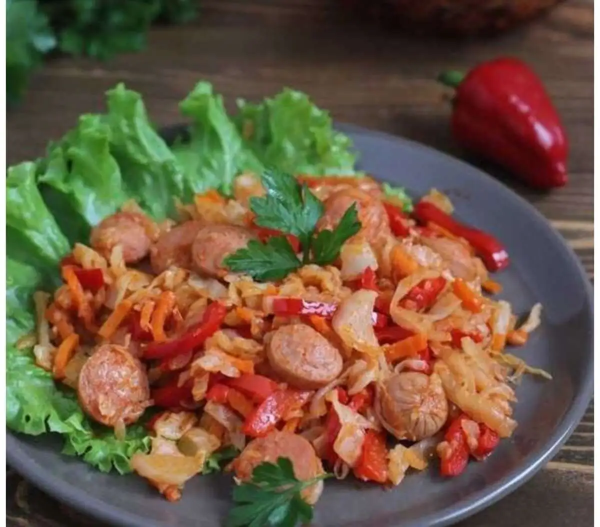 Капуста тушёная с сосисками 