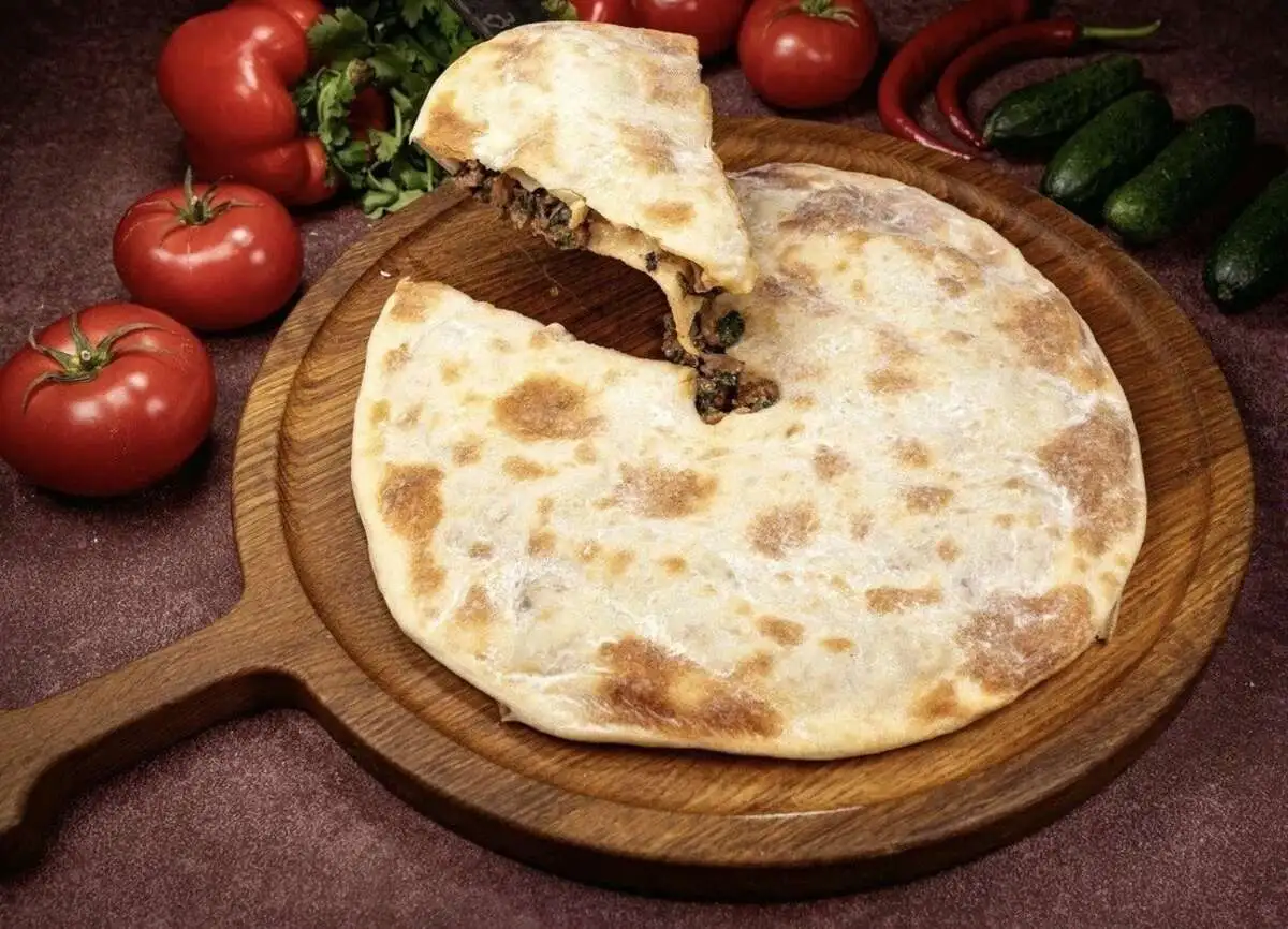Кубдари со свининой, говядиной, шпинатом и пикантной аджикой
