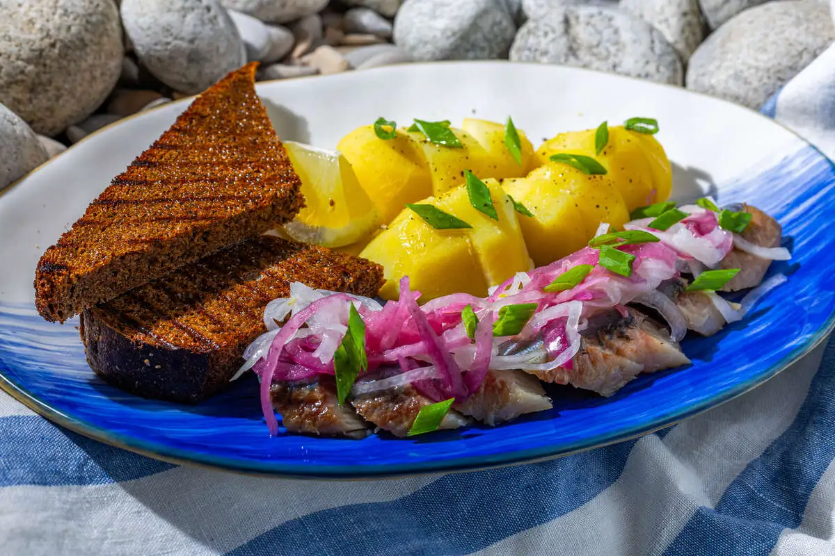 Селедка с маринованным луком и картофелем