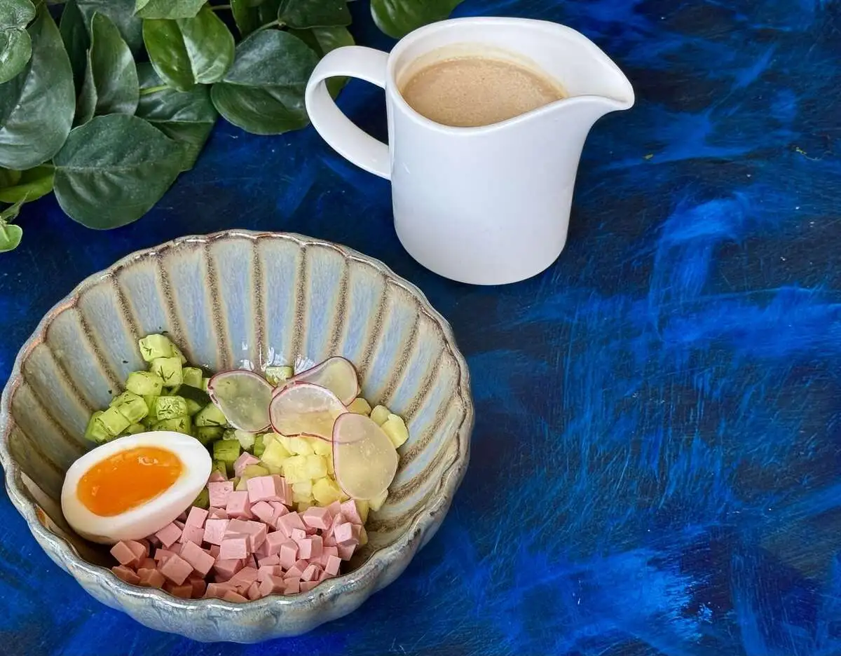 Окрошка с колбасой на квасе