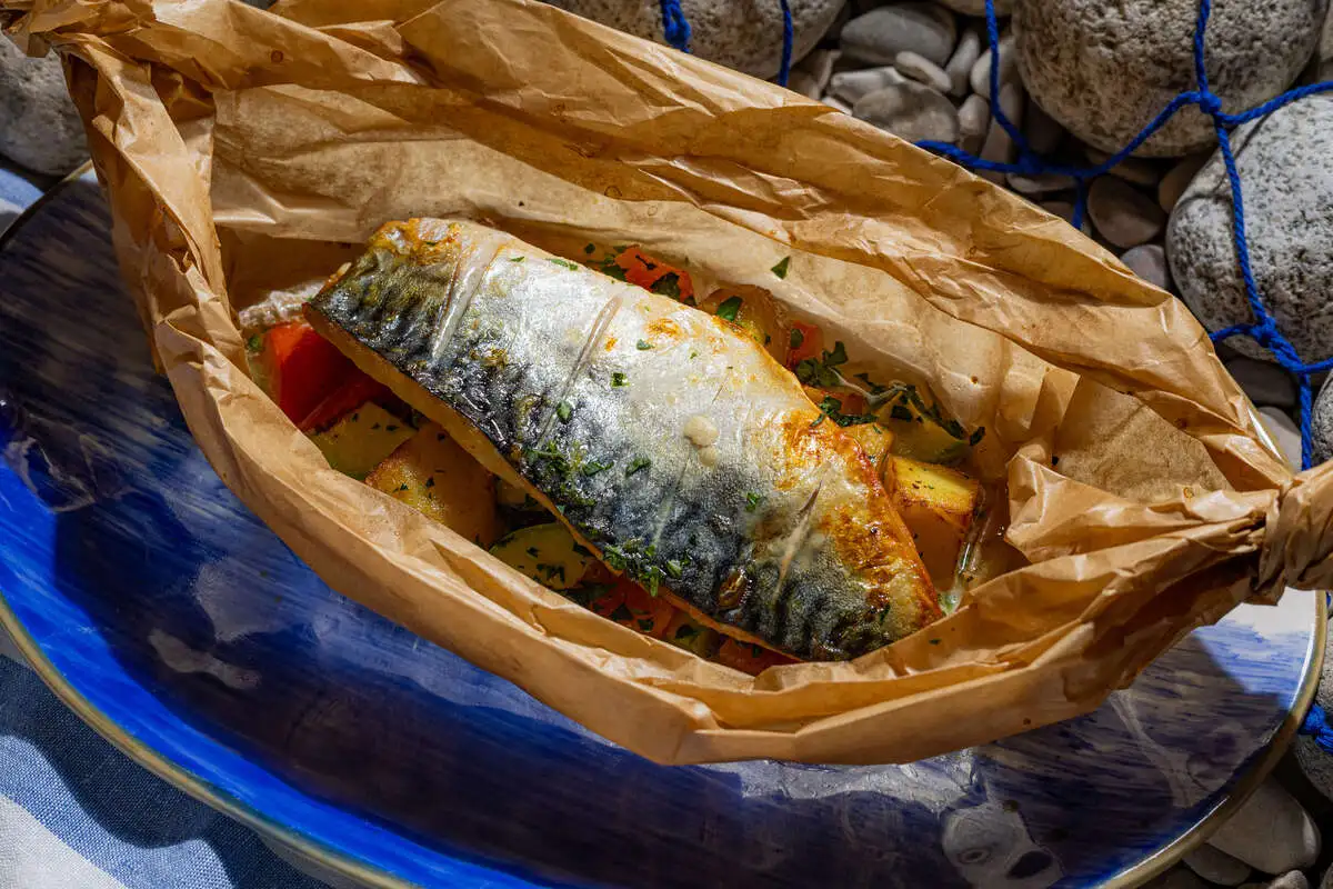 Скумбрия запеченная с овощами