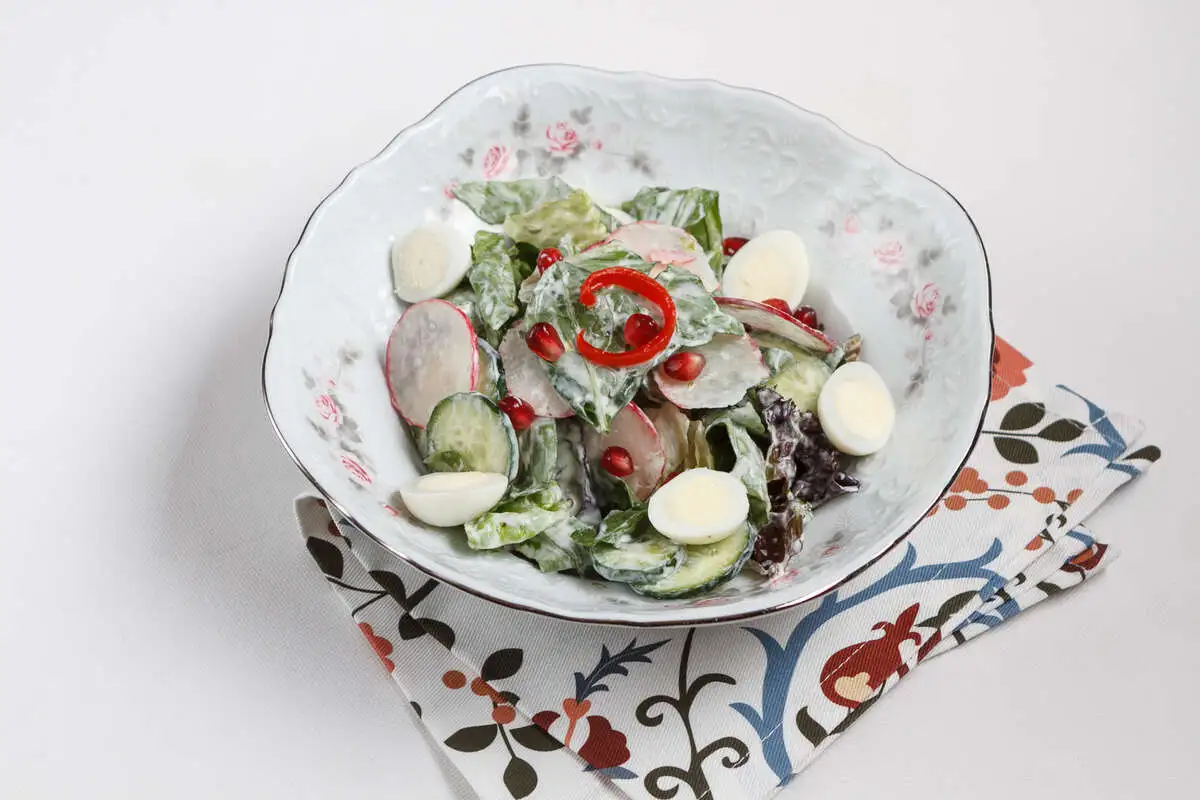 Дачный салат с редиской, огурцом, тархуном и мацони