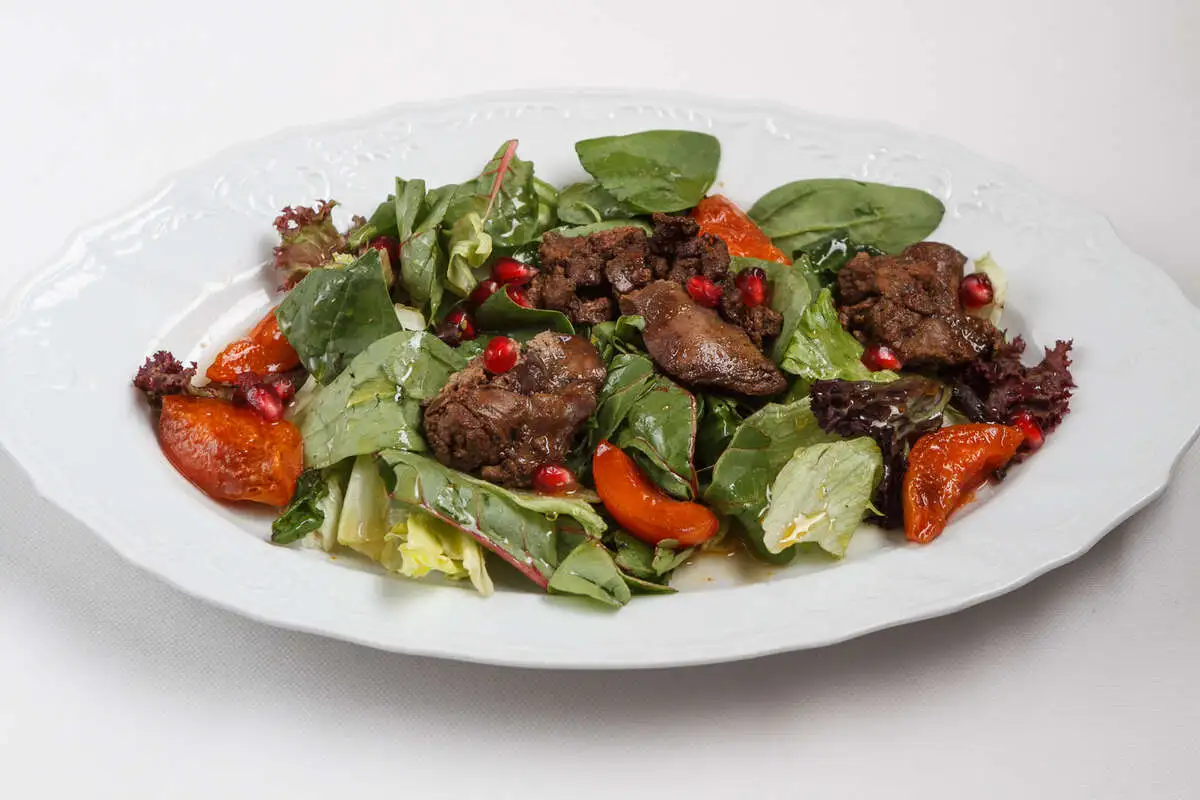 Салат с куриной печенью, абрикосами и медовой заправкой