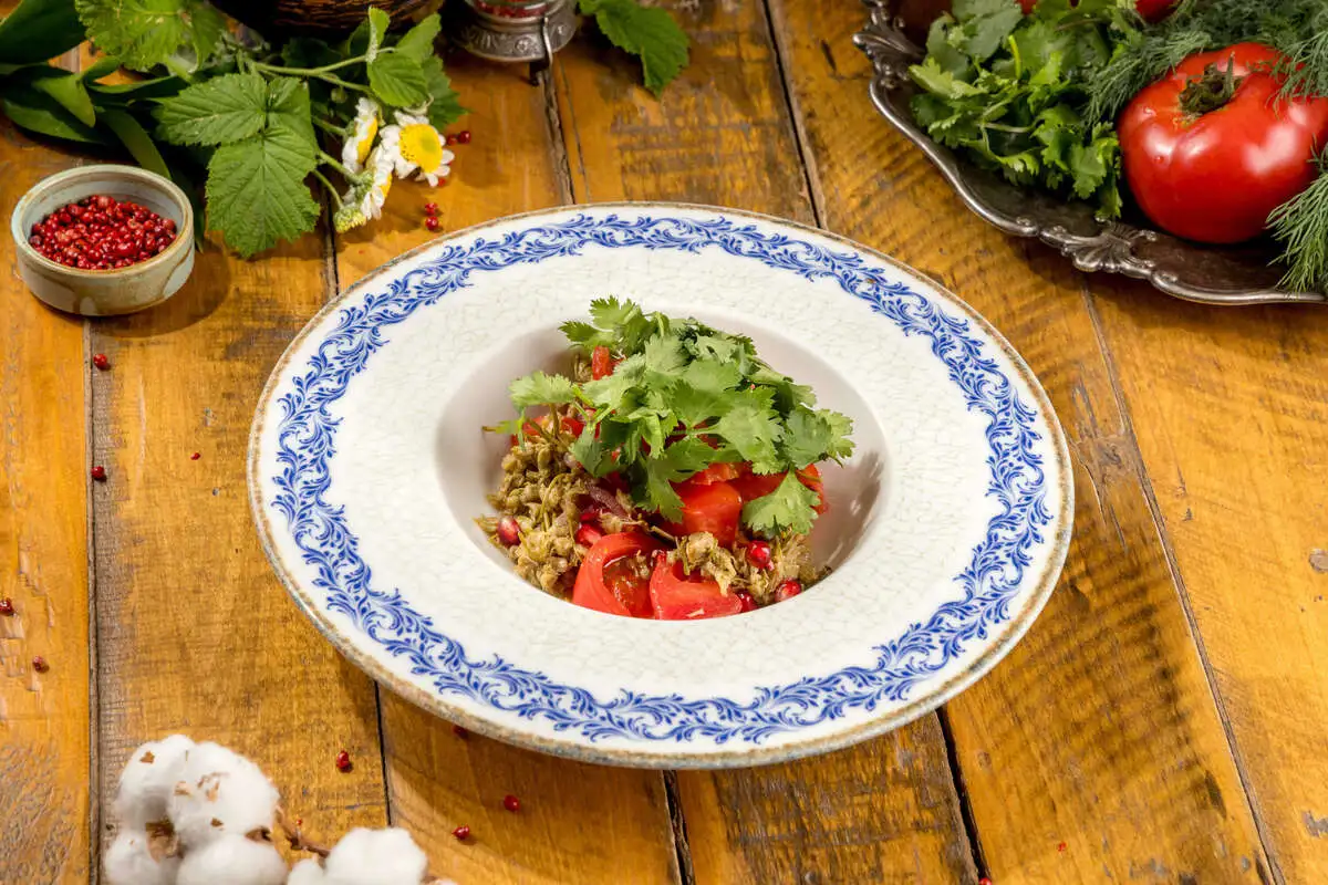Салат из спелых томатов с маслом и джонджоли