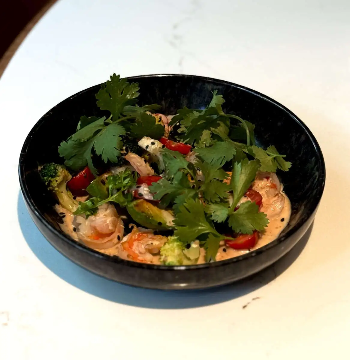 Креветки с авокадо, брокколи и кунжутным соусом