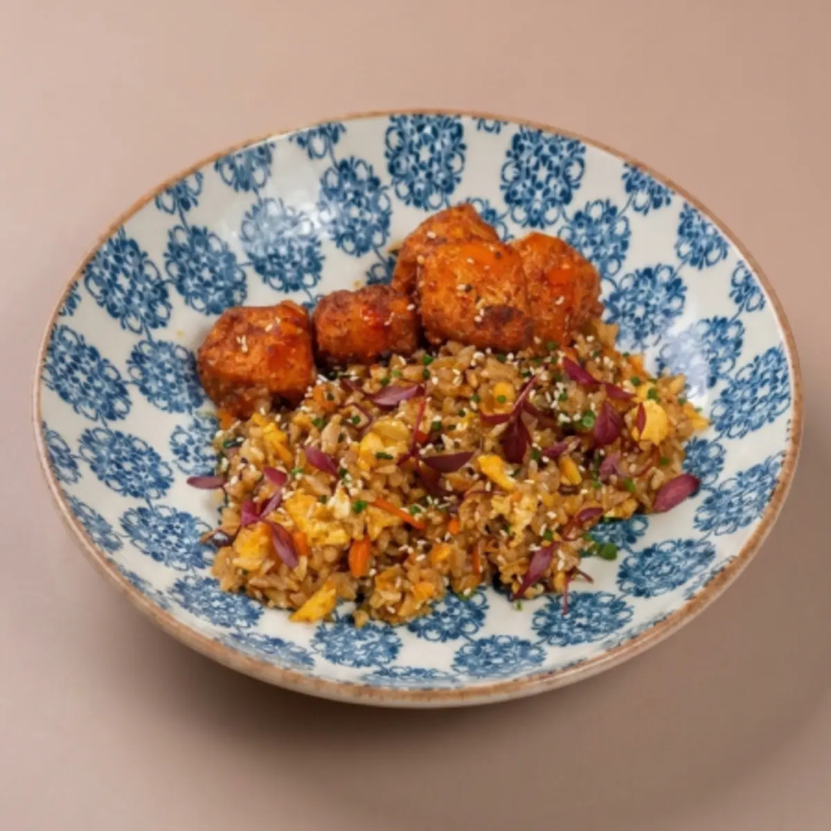 Хрустящая треска с жареным рисом и овощами