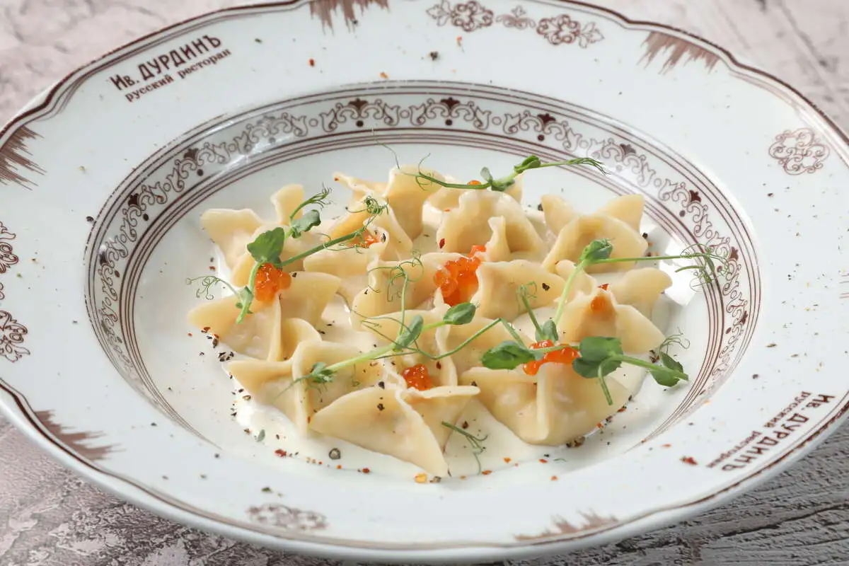 Пельмени с семгой и красной икрой