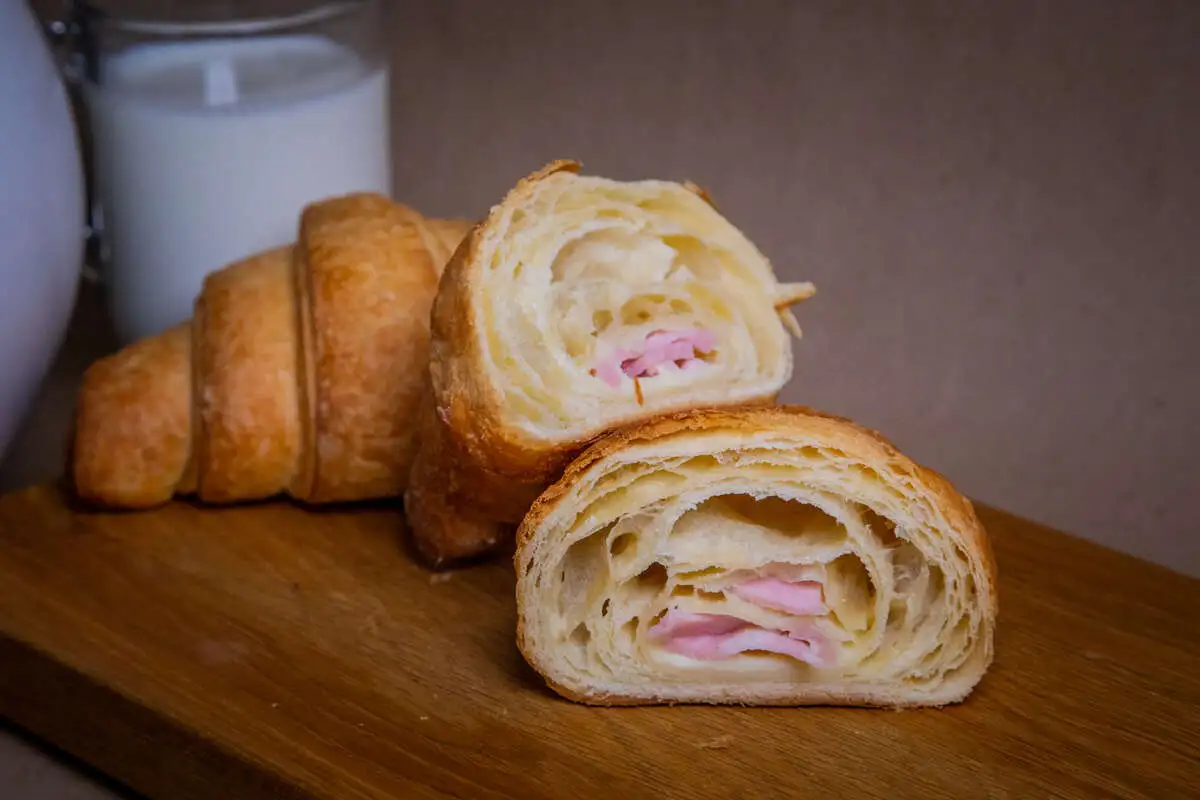 Круассан с ветчиной и сыром 120гр