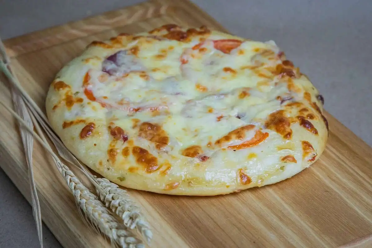 Пицца с белым соусом на дрож.тесте 200гр