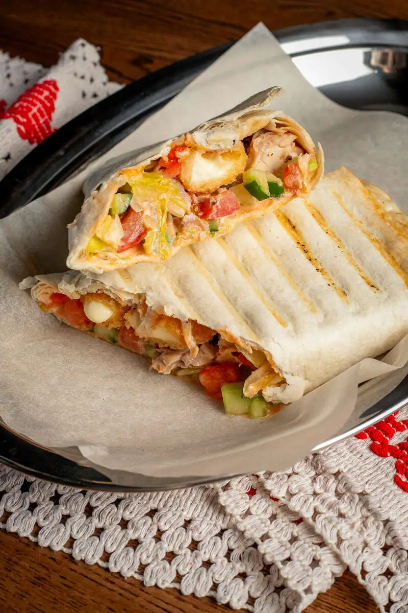 Шаурма с куриным шашлыком и сырными палочками сулугуни