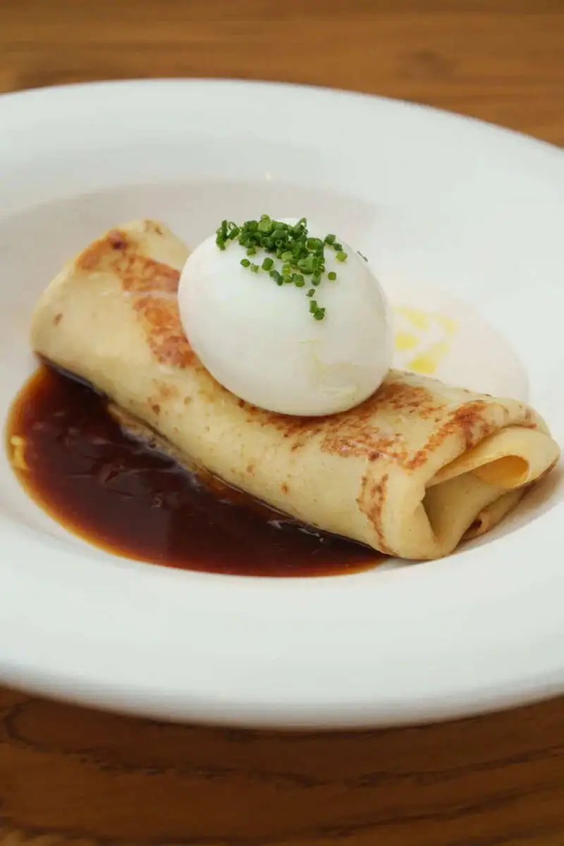 Мясной блин с яйцом и муссом пармезан